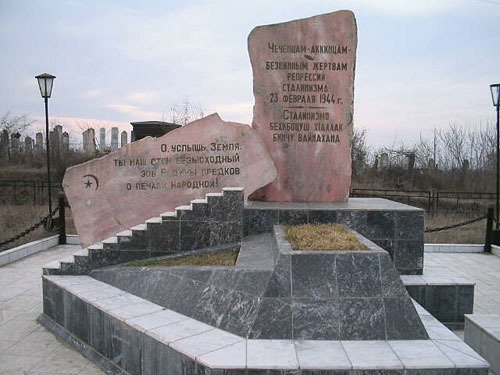 ЧЕЧНЯ. 1989 г. 1-ый на территории СССР памятник жертвам депортации