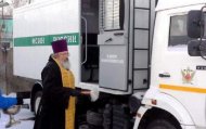 "Духовные скрепы" в действии: в России священник освятил автозаки