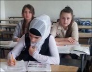 Половина жителей РФ поддержала отмену запрета на хиджабы в школах