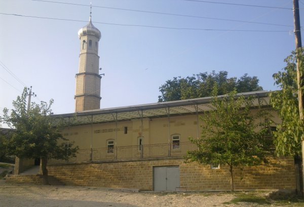 Памятник архитектуры ХХ века действующая мечеть в с . Юрт-Аух.