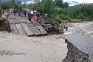 В России непогода смыла дорожный мост: эвакуируют десятки людей