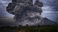 В РФ проснулись два вулкана: столб пепла растянулся на сотни километров