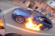 В России автомобилист решил экстремально погасить пламя под своим авто