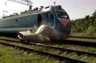 В России поезд на скорости протаранил легковушку