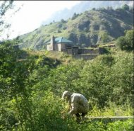 АО «Чеченэнерго» подводит электроэнергию к старинной мечети в с. Зумсой.