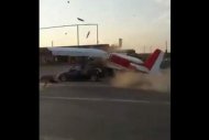 В России самолет приземлился на дорогу и протаранил машину