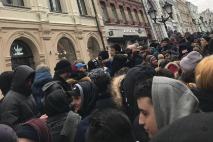 В Москве тысячи людей вышли на улицу ради новых кроссовок