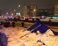 В Москве обрушилась конструкция возле метро: несколько пострадавших