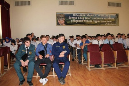 Студентам Грозненского технологического техникума сервиса рассказали о профилактике ДТП