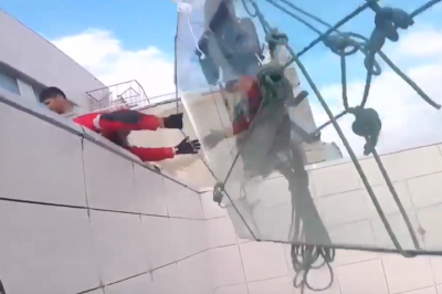 В Москве с 47-го этажа рухнуло 400-килограммовое стекло