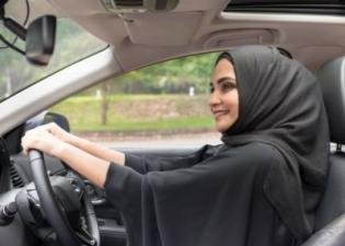 Власти СА начали выдавать водительские права женщинам