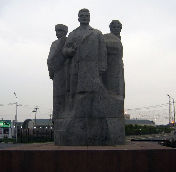 Памятник Николаю Гикало, Асланбеку Шерипову и Гапуру Ахриеву