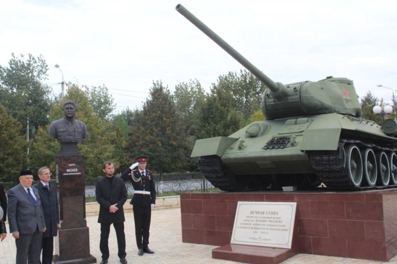 На "Аллее Славы" Грозного открыли бронзовый бюст легендарному танкисту Маташу Мазаеву открыли