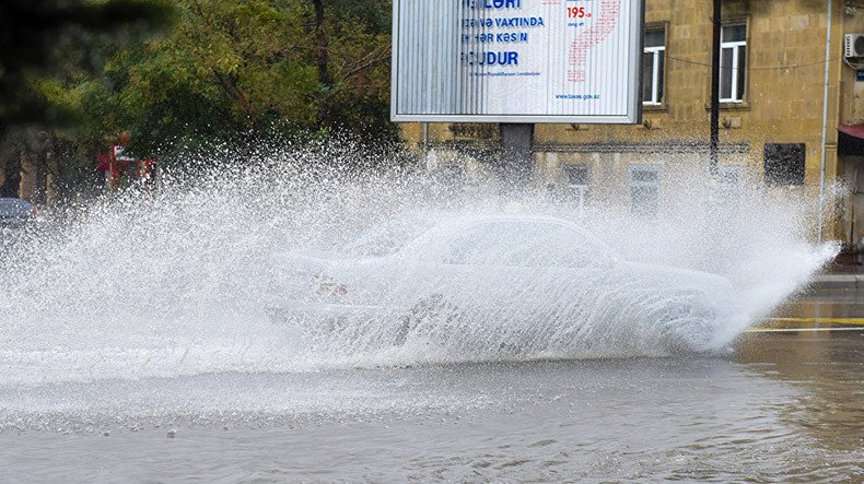 АЗЕЙРБАДЖАН: Баку затопило: потоки воды парализовали центр столицы Азербайджана