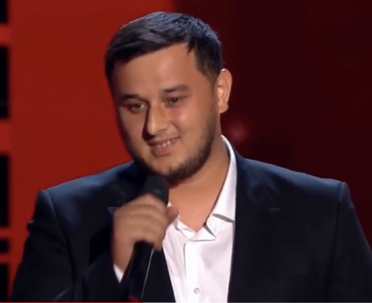 Чеченский актер Амирхан Умаев одержал первую победу на телепроекте "Голос"