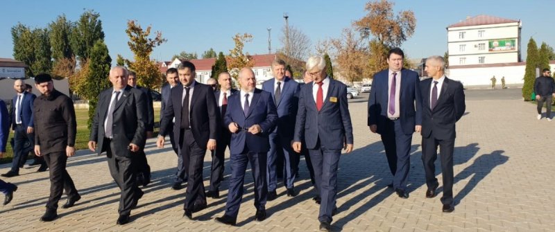 ЧЕЧНЯ. Члены делегации Госдумы возложили цветы к обелиску А.А Кадырова