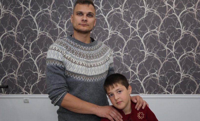 ЧЕЧНЯ. Лишившемуся рук мальчику в Чечне сделали необходимые замеры для протезов