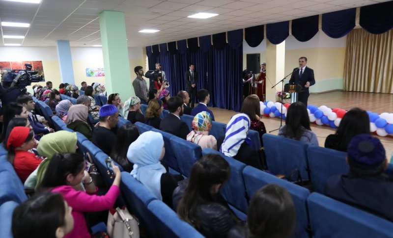 ИНГУШЕТИЯ. Глава Ингушетии вручил выпускникам-отличникам приказы о приеме на работу