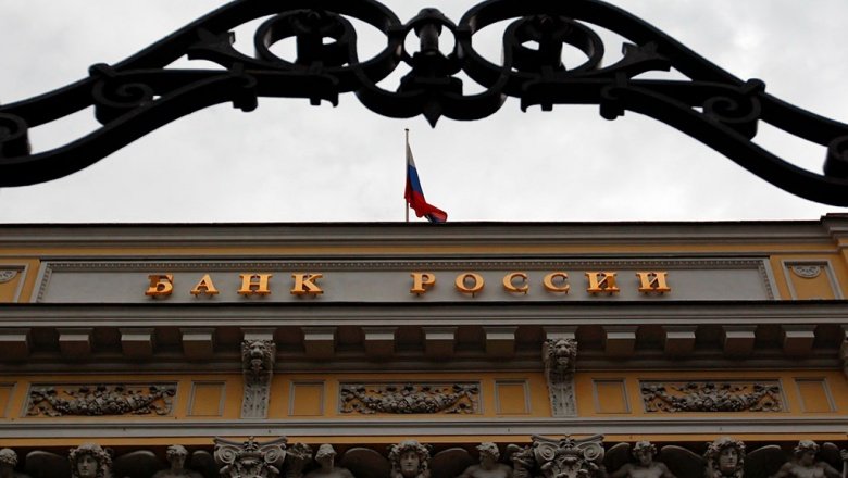 Россияне начали забирать деньги из банков