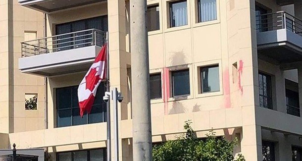 В Греции анархисты напали на посольство Канады