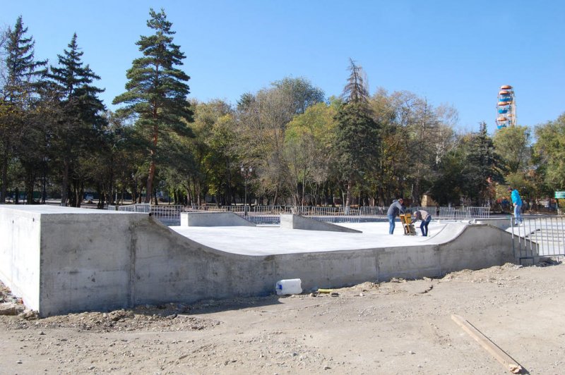 В Невинномысске завершаются работы по строительству скейт-площадки
