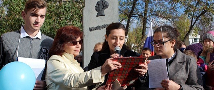 ВОЛГОГРАД.  В Волгограде из памятника «выбили» послание потомкам от комсомольцев