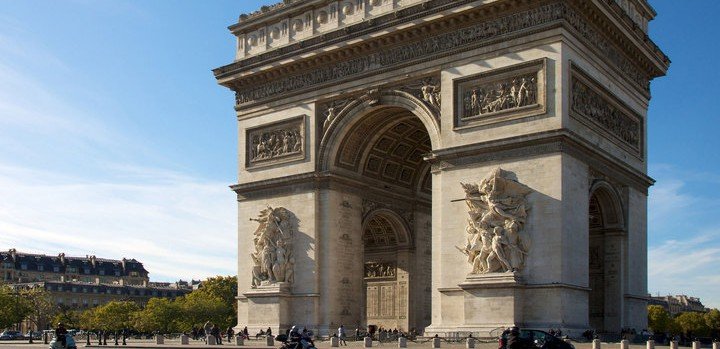 Активистки Femen акцией у Триумфальной арки в Париже напугали китайских туристов