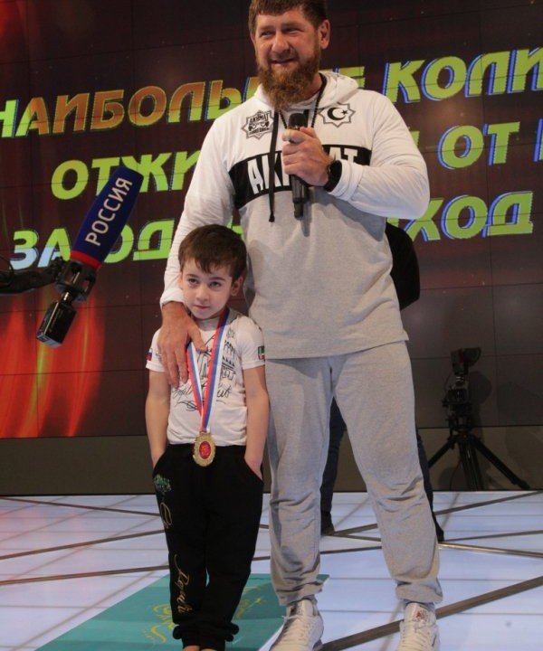 ЧЕЧНЯ. Лидер Чечни Р. Кадыров поздравил Рахима Куриева с установлением 6 мировых рекордов