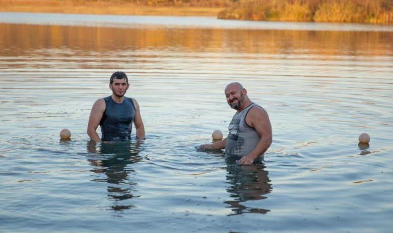 ЧЕЧНЯ. Плавательный сезон в Чечне завершился полуторакилометровый заплывом на "Грозненском море"