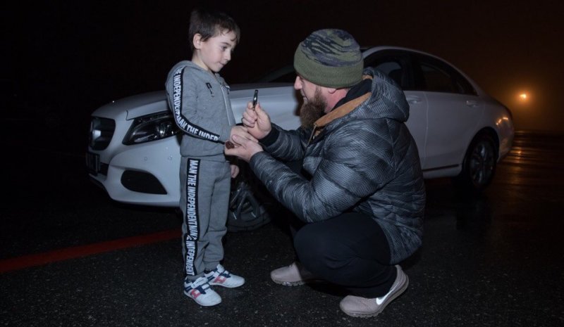 ЧЕЧНЯ. Рамзан Кадыров подарил машину 5-летнему рекордсмену Рахиму Куриеву