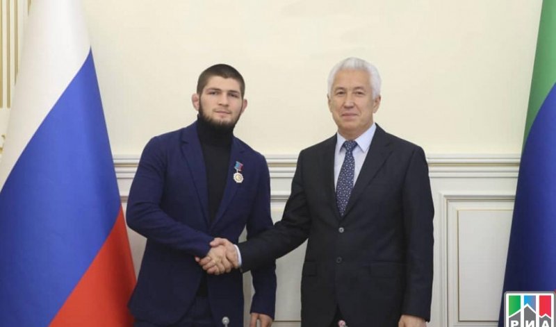 ДАГЕСТАН. Глава Дагестана встретился с Хабибом Нурмагомедовым и его отцом