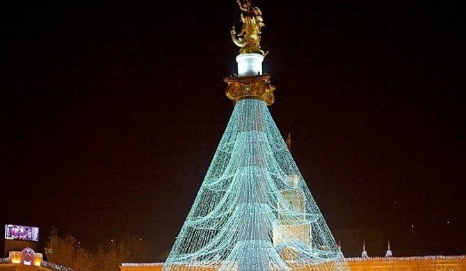 ГРУЗИЯ: Тбилиси начали украшать иллюминацией к Новому году