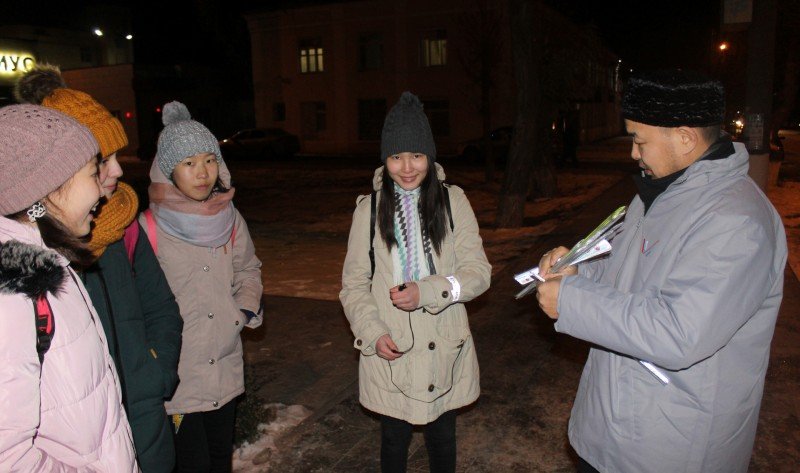 КАЛМЫКИЯ. Активисты ОНФ в Калмыкии провели акцию по раздаче школьникам светоотражающих элементов