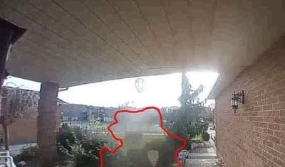 Камера видеонаблюдения засняла призрака, звонящего в дверь