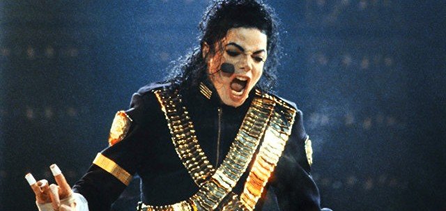 Куртку Майкла Джексона продали на аукционе почти за триста тысяч долларов