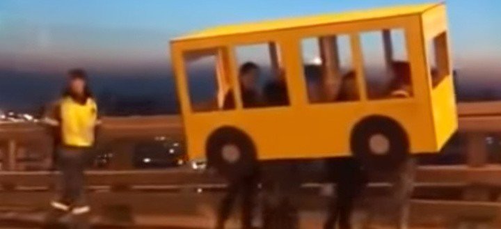 Мужчины надели на себя автобус, чтобы пройти по Золотому мосту Владивостока