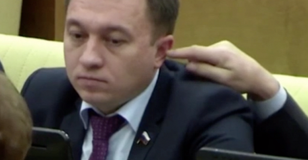 На заседании Госдумы депутат засунул палец в ухо коллеге