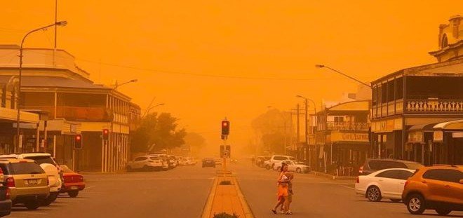 Небо в Австралии стало оранжевым из-за мощной пылевой бури