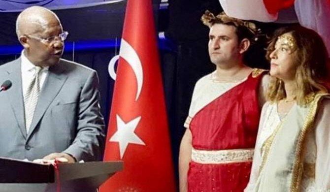 Посол Турции в Уганде отозван за ношение одежды греческих богов во время приема