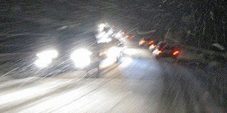 РОСТОВ. На двух участках трасс в Ростовской области из-за снегопада ограничено движение.
