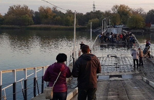 РОСТОВ. Сотни ростовчан оказались отрезаны от берега из-за затопления моста через Дон