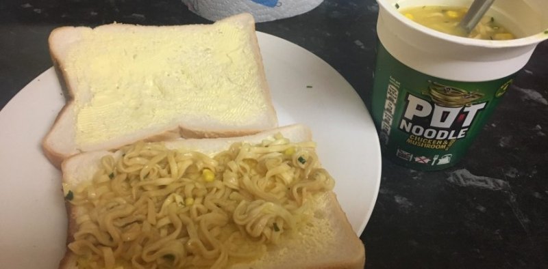 Сэндвич с лапшой быстрого приготовления поссорил пользователей Сети