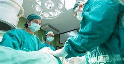 В Британии врачи удалили у женщины гигантскую опухоль