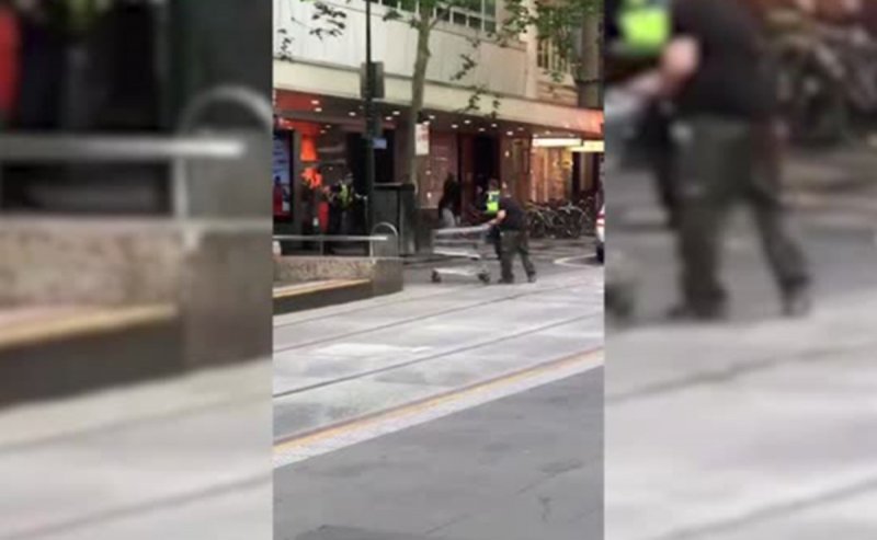 В Мельбурне мужчина въехал на машине в торговый центр и напал на людей с ножом