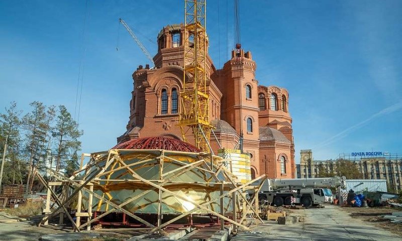 ВОЛГОГРАД. На храме Александра Невского подняли купола