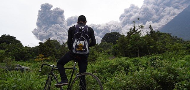 Вулкан Фуэго в Гватемале выбросил столб пепла на высоту 4,8 километра