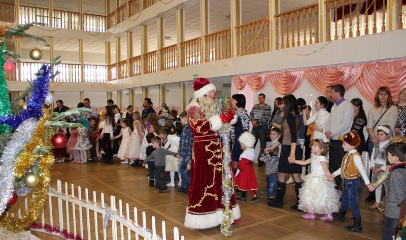 АДЫГЕЯ. В новогодних елках главы Адыгеи примут участие 1,5 тыс. детей.