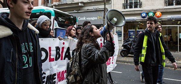Акции протеста «жёлтых жилетов» в Париже: Полиция применила слезоточивый газ против митингующих