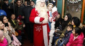 АЗЕРБАЙДЖАН. Дед Мороз и Снегурочка поздравили пассажиров метро в Баку