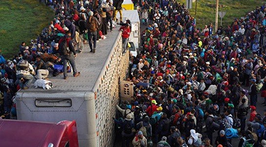 Более 400 нелегальных мигрантов сумели попасть в США из Мексики, пишут СМИ